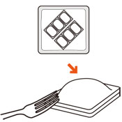 両方の食パンの4辺に水をつけて湿らせてから食パンを重ね、食パン全体を押さえつけながら、4辺をフォークの背でしっかりと押さえつけて口を閉じます。