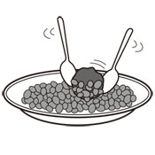 チョコレートをからめたマシュマロをスプーンを使ってチョコフレークを敷いたお皿に落とし、丸く形を整えます。