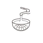 マシュマロを耐熱性のボールに入れ、水で表面の粉を洗い流します。 