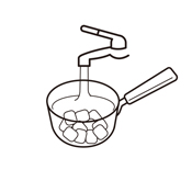 鍋にマシュマロを入れ、水で表面の粉を洗い流します。