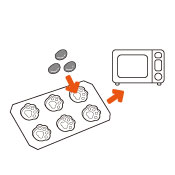 シリコン型にグミを3粒ずつ入れ、500Wの電子レンジで約20秒加熱します。