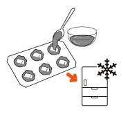 （３）に（４）を上から覆うように入れ、冷凍庫で型から取り出せるようになるまで冷やし固めます。