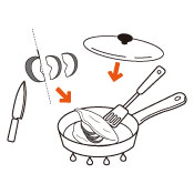 気泡ができてきたら、カットしたりんごをのせ、半分に折ります。<br />
蓋をして蒸し焼きにします。