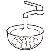 マシュマロを耐熱性のボールに入れ、水で表面の粉を洗い流します。