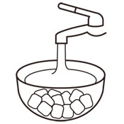 マシュマロを軽く水洗いし、耐熱性のボールに入れます。