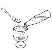 ゼリーをグラスに入れ、炭酸水を注ぎます。