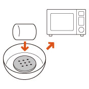 耐熱皿にビスケットをのせ、その上にマシュマロをおき、600Wの電子レンジで約10秒加熱します。