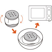 ビスケットを上にのせてサンドしたら、耐熱皿に逆さにのせ、600Wの電子レンジで約10秒加熱します。