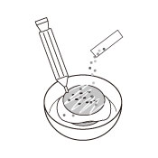 チョコペンとトッピングシュガーでお好みのデコレーションをします。チョコが固まったら完成です。