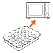 クッキングシートを敷いた天板にマシュマロを間隔をあけて並べます。<br />130℃に予熱したオーブンで約30分焼き、粗熱をとります。