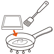 フライパンにバター５gを溶けるまで熱し、食パンを1枚入れます。フライ返しで全体を押さえながら、焼き色がつくまで弱火で片面のみ焼き取り出します。