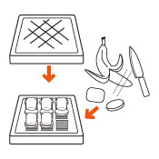 もう1枚も同様に焼いたら火を止め板チョコ、薄切りにしたバナナ、チョコ＆チョコマシュマロの順にのせます。