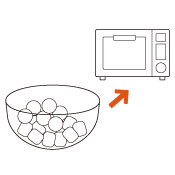 耐熱容器にマシュマロを入れ、電子レンジで加熱します。※マシュマロ5個で電子レンジ（600W）で約30秒が目安。