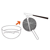 チョコパイに②を菜箸で蜘蛛の巣模様になるよう、まとわせていきます。