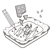 クッキングシートを敷いた型に②を平らにならして詰めます。お好みでチョコペン、板チョコ、ピスタチオをトッピングします。