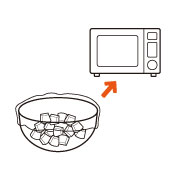 耐熱ボウルに入れ、ふんわりとラップをし、電子レンジ（600W）で約5分加熱します。