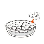 グラタン皿に③を平らになるように入れ、その上にマシュマロを敷き詰めます。