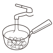 鍋にマシュマロを入れ、水で表面の粉を洗い流します。