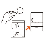 粗熱がとれたらチャック付き袋へ流し入れ、チョコクッキーを手で割り入れます。<br />
平らに広げ、冷凍庫で一晩冷やし固めます。
