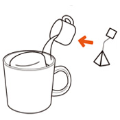 マシュマロを入れた耐熱性のカップに、マシュマロが半分つかるように紅茶を入れます。
