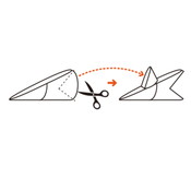 （2）の円の部分を三角形に切り落とし、さめの口を作ります。切り落とした三角形のマシュマロは、胴体の斜面部分にくっつけ、背びれにしてください。